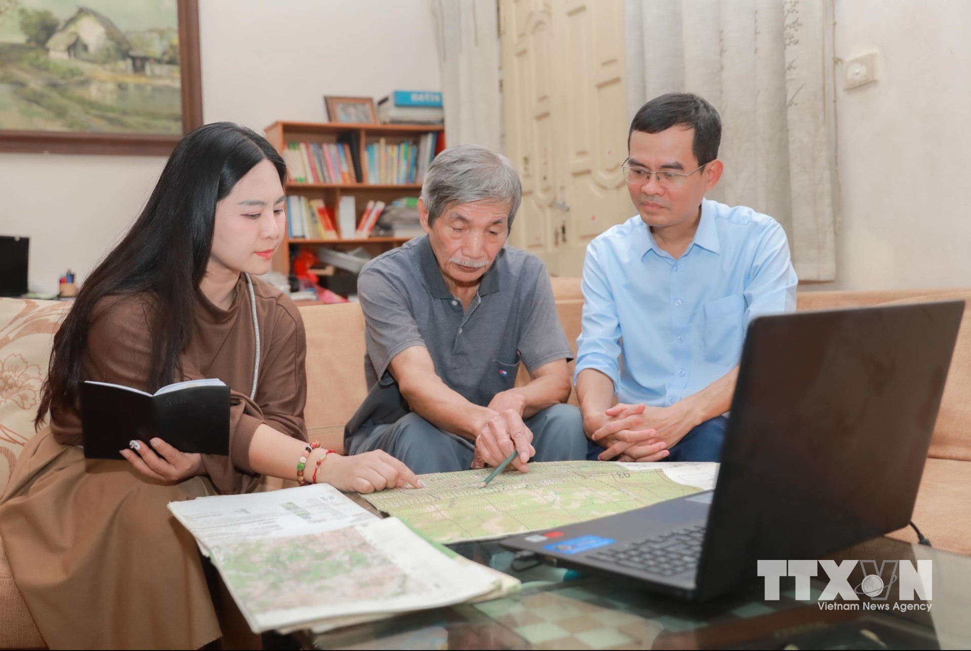 Bên cạnh những thông tin cung cấp từ kho dữ liệu Australia và Mỹ, Cựu chiến binh Hồ Đại Đồng đã ứng dụng công nghệ số từ năm 2009 để khử sai số trong định vị tìm mộ liệt sĩ, bàn giao thông tin, tọa độ cho các đơn vị quân đội và cơ quan chính sách và nhiều gia đình trong tìm kiếm hài cốt liệt sĩ. (Ảnh: Phan Phương/TTXVN)
